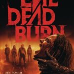 Eine schreiende Frau wird von einer verbrannten Hand gehalten, im Hintergrund eine Gruppe Menschen in einer Feuersbrunst - Evil Dead Burn