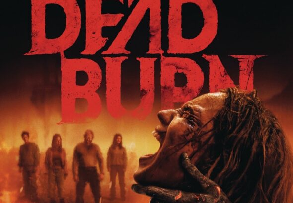 Eine schreiende Frau wird von einer verbrannten Hand gehalten, im Hintergrund eine Gruppe Menschen in einer Feuersbrunst - Evil Dead Burn