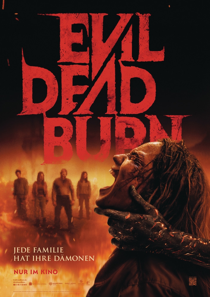 Eine schreiende Frau wird von einer verbrannten Hand gehalten, im Hintergrund eine Gruppe Menschen in einer Feuersbrunst - Evil Dead Burn