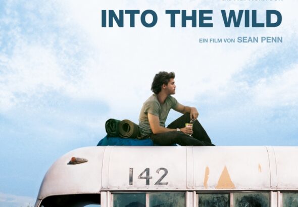 Emile Hirsch sitzt als Camper auf einem Bus mit der Nummer 142 - Into the Wild