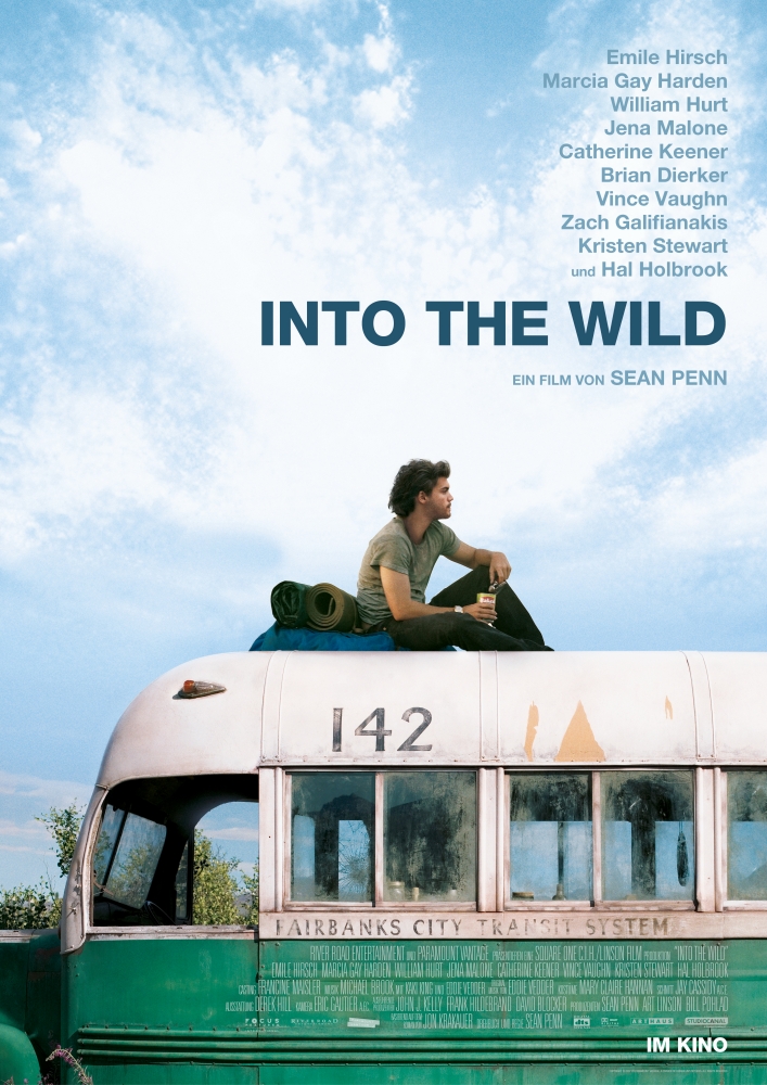 Emile Hirsch sitzt als Camper auf einem Bus mit der Nummer 142 - Into the Wild