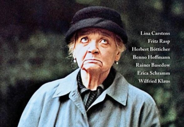 Eine alte Dame mit Hut schaut genervt in den Himmel - Lina Braake