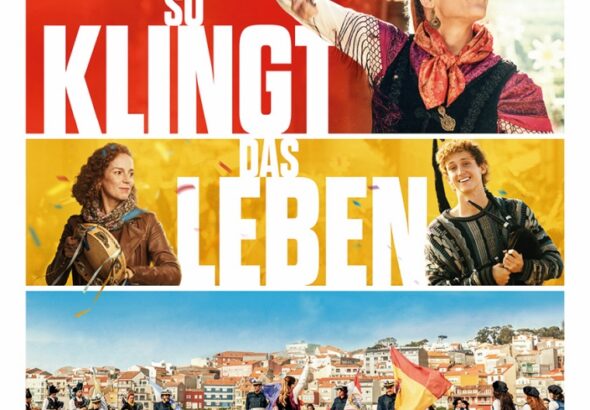 Verschiedene Menschen in einem galizischen Dorf am Strand mit einer Flagge - So klingt das Leben