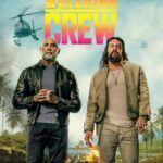 Dave Bautista und Jason Momoa auf einer Straße mit brennendem Auto im Hintergrund - The Wrecking Crew