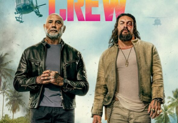 Dave Bautista und Jason Momoa auf einer Straße mit brennendem Auto im Hintergrund - The Wrecking Crew