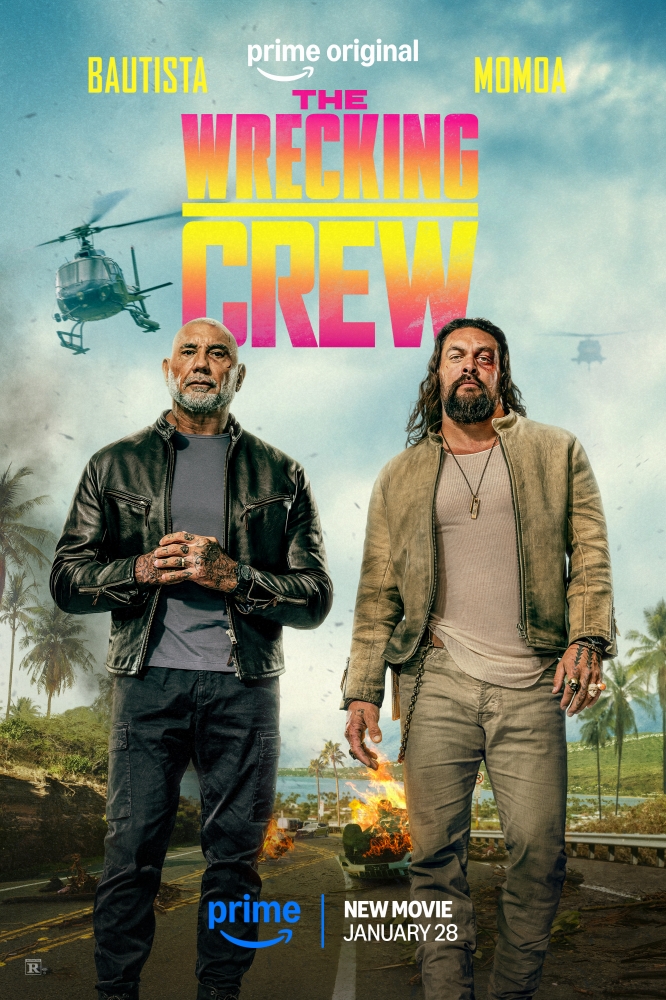 Dave Bautista und Jason Momoa auf einer Straße mit brennendem Auto im Hintergrund - The Wrecking Crew