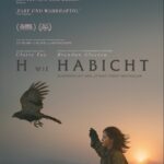 Claire Foy mit einem Falknerhandschuh vor einer untergehenden Sonne im Nebel - ein Habicht fliegt vor ihr davon - H wie Habicht