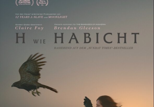 Claire Foy mit einem Falknerhandschuh vor einer untergehenden Sonne im Nebel - ein Habicht fliegt vor ihr davon - H wie Habicht