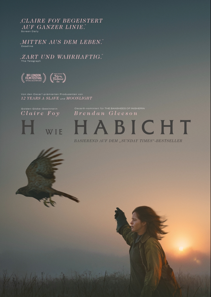 Claire Foy mit einem Falknerhandschuh vor einer untergehenden Sonne im Nebel - ein Habicht fliegt vor ihr davon - H wie Habicht