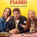 Sebastian Bezzel, Simon Schwarz und Lisa Maria Potthoff zusammen an einem Tisch mit Steckerlfisch und einem blutigen Golfschläger - Steckerlfischfiasko