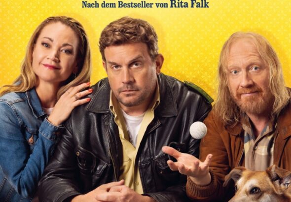 Sebastian Bezzel, Simon Schwarz und Lisa Maria Potthoff zusammen an einem Tisch mit Steckerlfisch und einem blutigen Golfschläger - Steckerlfischfiasko