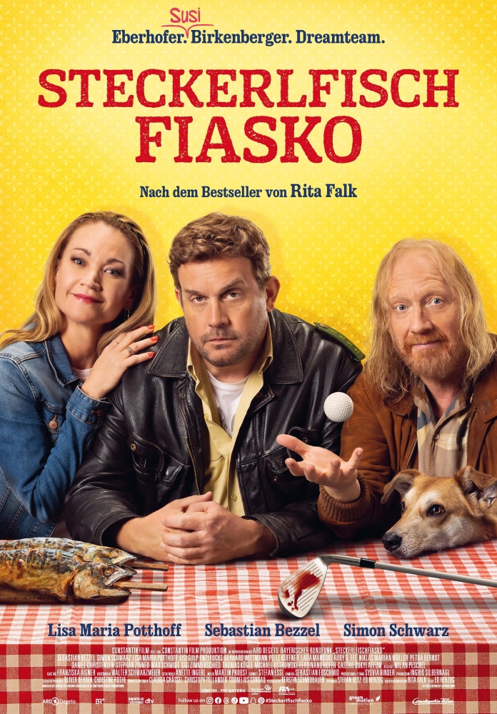 Sebastian Bezzel, Simon Schwarz und Lisa Maria Potthoff zusammen an einem Tisch mit Steckerlfisch und einem blutigen Golfschläger - Steckerlfischfiasko